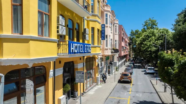 Žlutá fasáda hotelu Efes s nápisem HOTEL EFES v ulici Chan Krum.