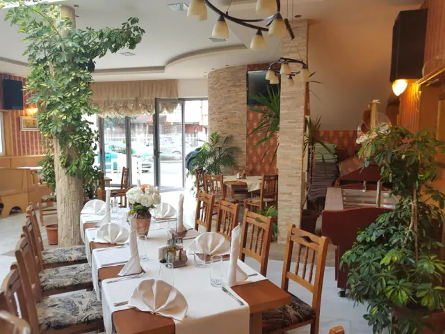Restaurace s prostřenými stoly a bílými ubrusy.