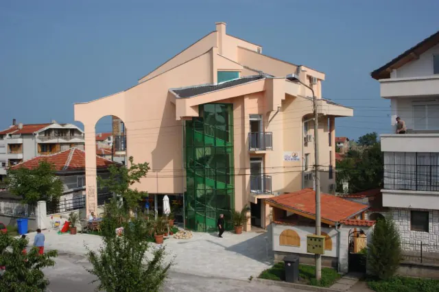 Budova hotelu Sea Horse se zelenou prosklenou schodišťovou věží.