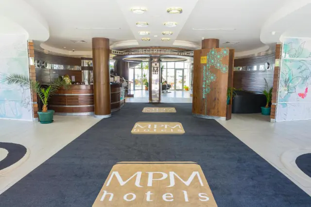 Лобі з рецепцією та килимом із написом MPM hotels