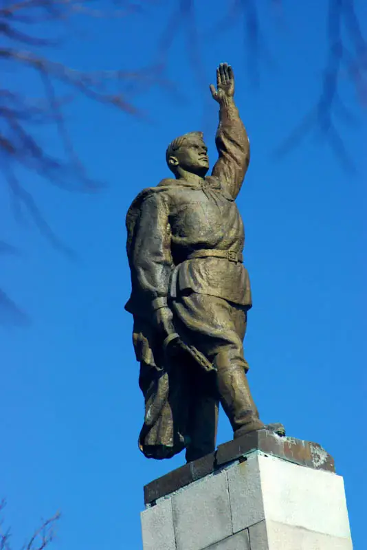 Die Skulptur des sowjetischen Soldaten — Detail des Aljoscha-Denkmals
