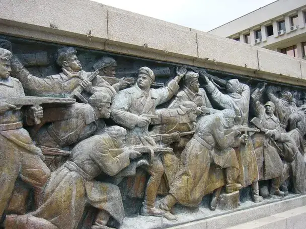 Bronzerelief am Sockel des Denkmals