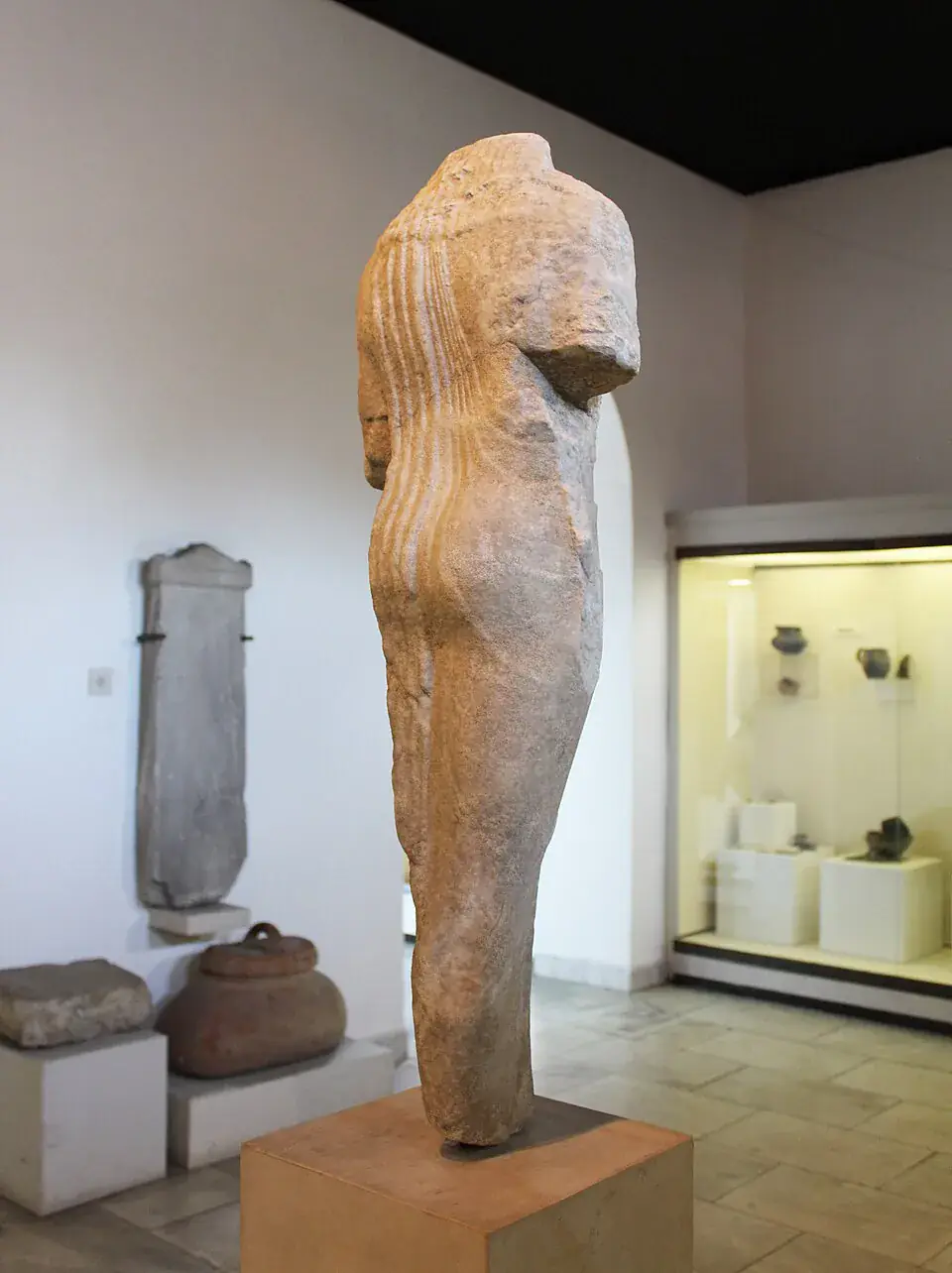 Antike Kultstatue in der Ausstellung des Museums
