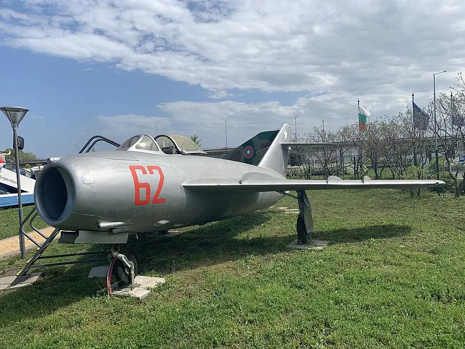 MiG-17-Jagdflugzeug in der Ausstellung des Luftfahrtmuseums Burgas