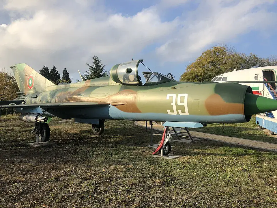 MiG-21-Jagdflugzeug in Tarnlackierung