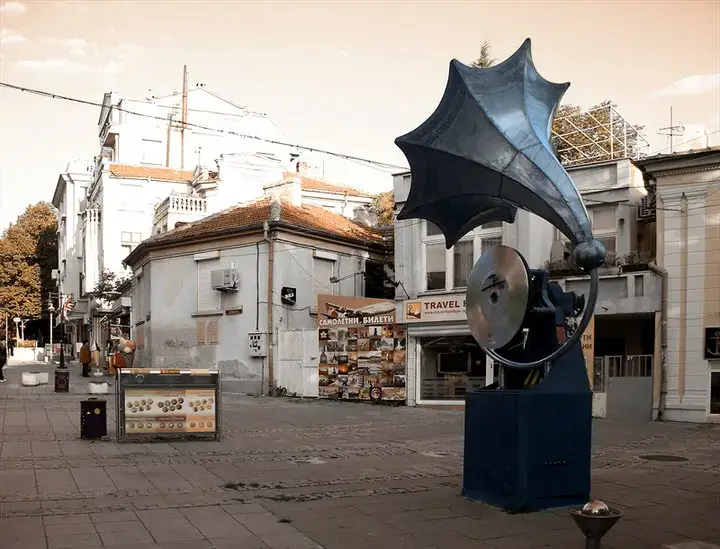 Die Grammophon-Skulptur auf der Bogoridi-Straße
