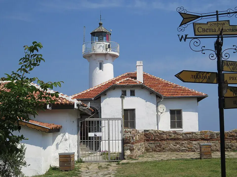 Leuchtturm und alte Klostergebäude auf der Insel