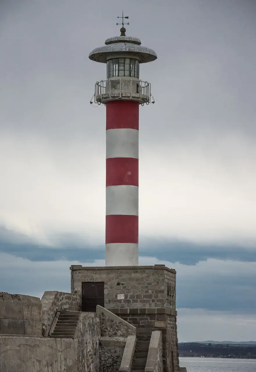 Der Burgaser Leuchtturm an der östlichen Mole