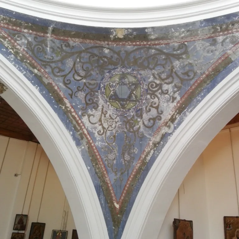 Ein dekoratives Wandgemälde mit Davidstern an der Kuppel im Inneren der ehemaligen Synagoge