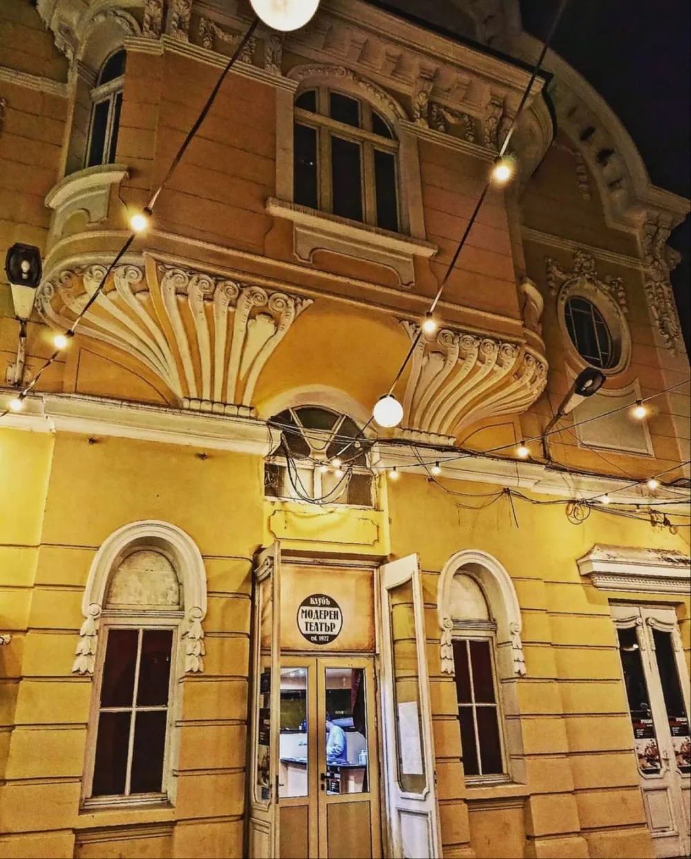 Das Gebäude des Klubs Modern Theatre bei Nacht — Fassade mit Lichterketten