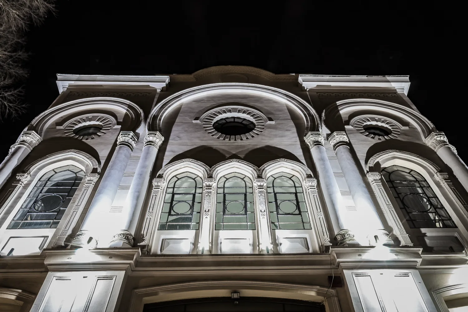 Die Fassade des Gebäudes der Kunstgalerie „Petko Zadgorski“ in Burgas — die ehemalige Synagoge von 1909, Nachtansicht